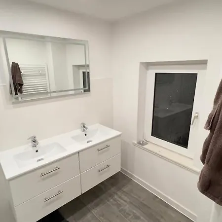 Geraeumiges City-apartment Mit 2 Badezimmer Und Parkplaetzen D46-og Apartamento *